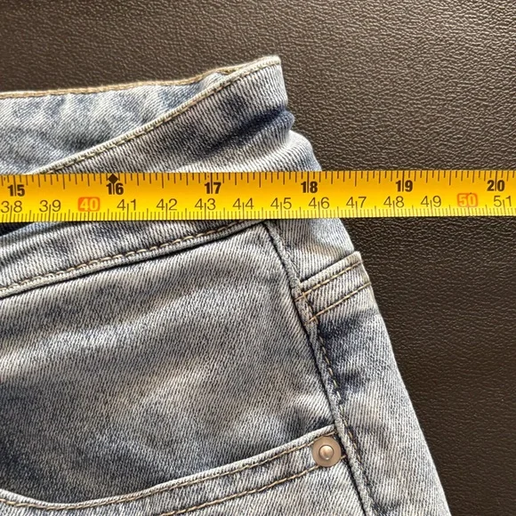 #PG923- Poppy & Grace Light Wash Cropped Capri with Daisy Appliqué- 18W - Picture 10 of 12